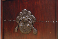 幅1093ミリ　赤みを帯びた色彩に巾着金具が味わいをもたらす総欅富山蔵戸　G2535