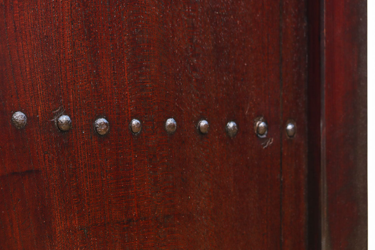 幅1093ミリ　赤みを帯びた色彩に巾着金具が味わいをもたらす総欅富山蔵戸　G2535