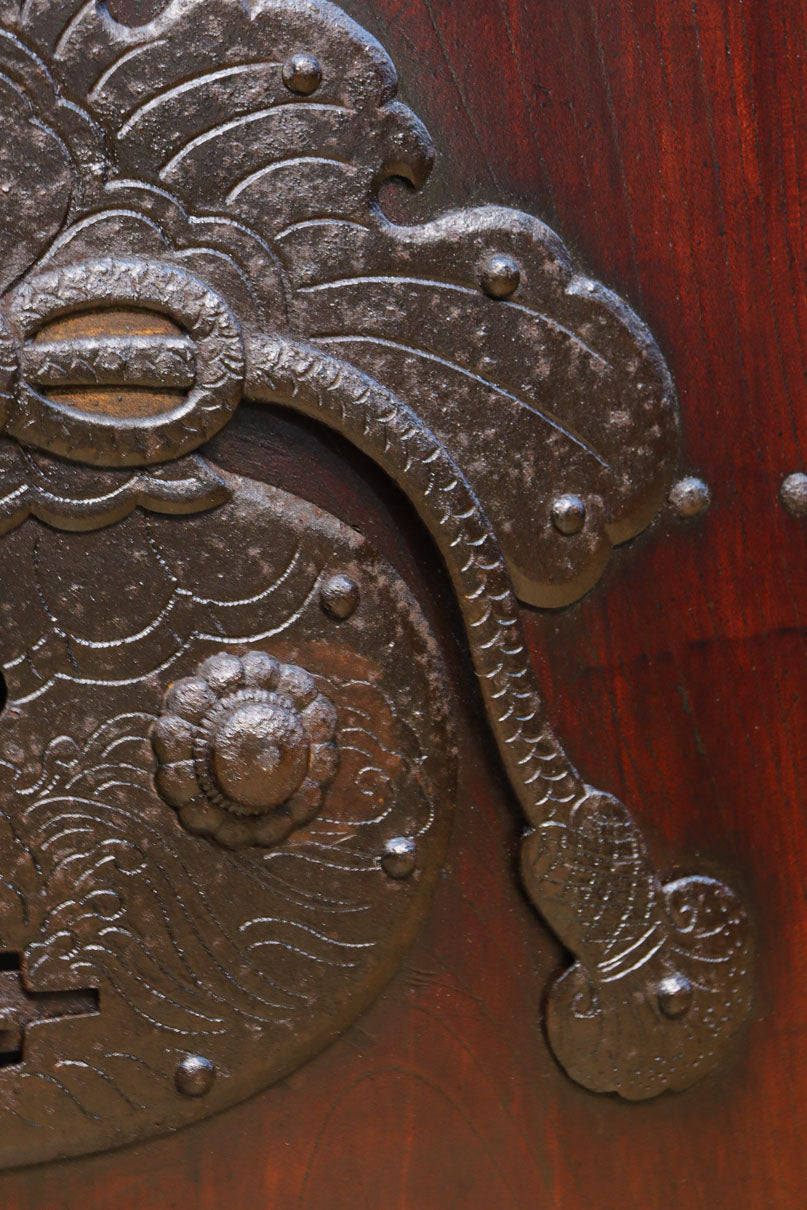 幅1093ミリ　赤みを帯びた色彩に巾着金具が味わいをもたらす総欅富山蔵戸　G2535