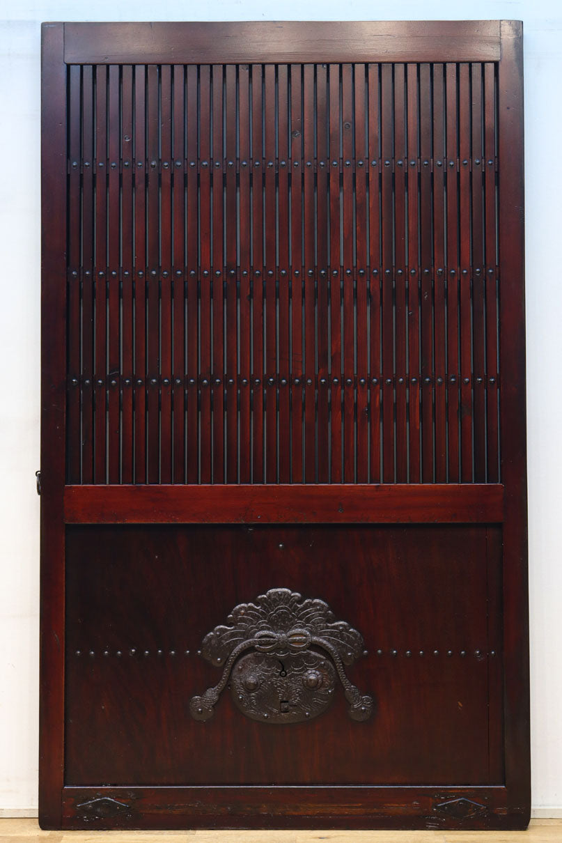 幅1093ミリ　赤みを帯びた色彩に巾着金具が味わいをもたらす総欅富山蔵戸　G2535