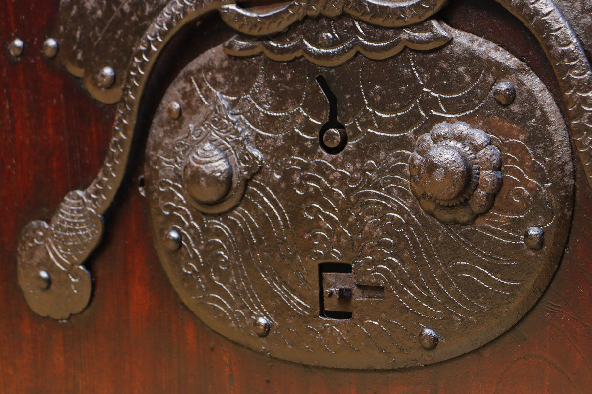 幅1093ミリ　赤みを帯びた色彩に巾着金具が味わいをもたらす総欅富山蔵戸　G2535