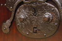 幅1093ミリ　赤みを帯びた色彩に巾着金具が味わいをもたらす総欅富山蔵戸　G2535