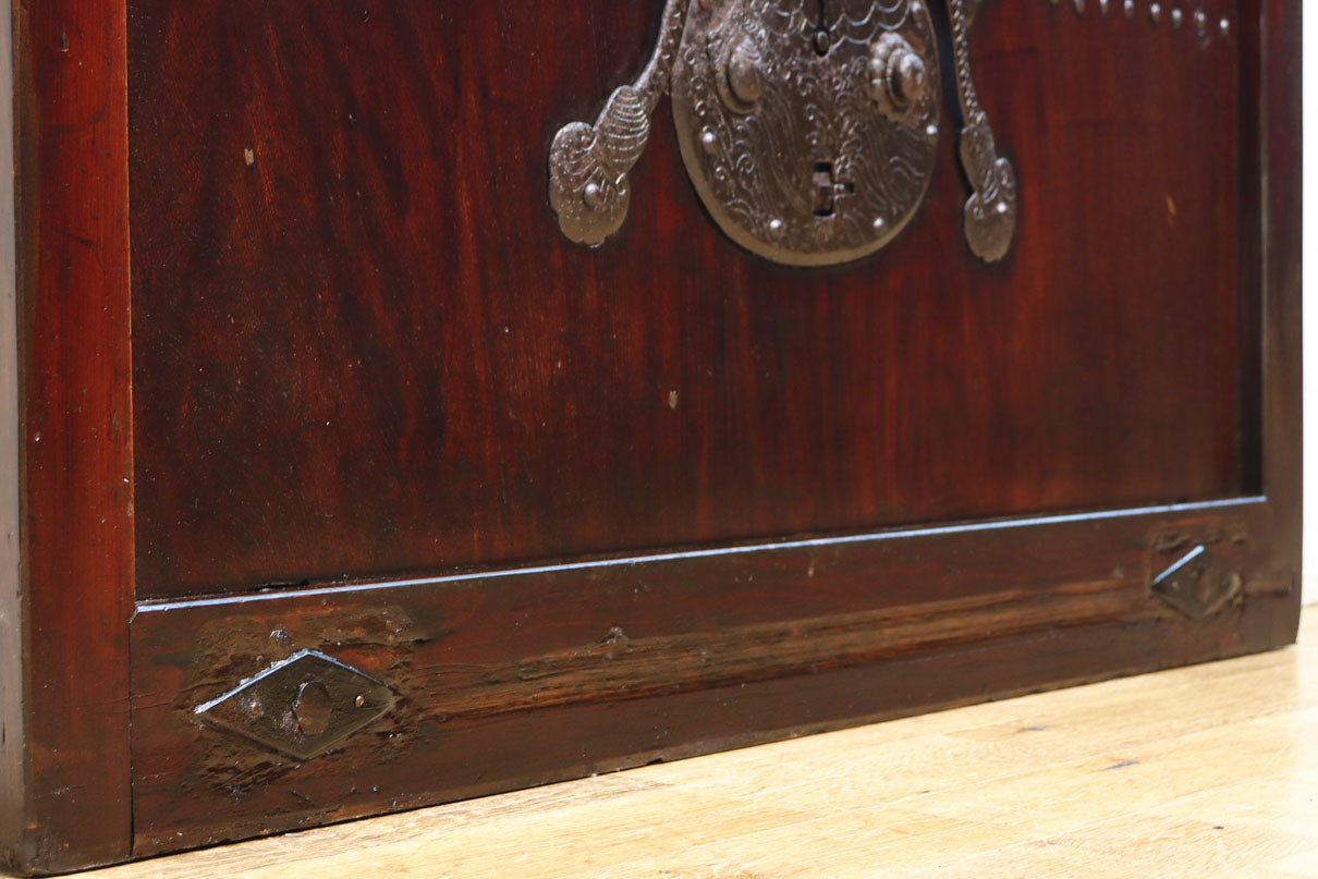 幅1093ミリ　赤みを帯びた色彩に巾着金具が味わいをもたらす総欅富山蔵戸　G2535