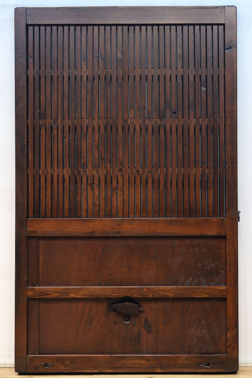 幅1093ミリ　赤みを帯びた色彩に巾着金具が味わいをもたらす総欅富山蔵戸　G2535