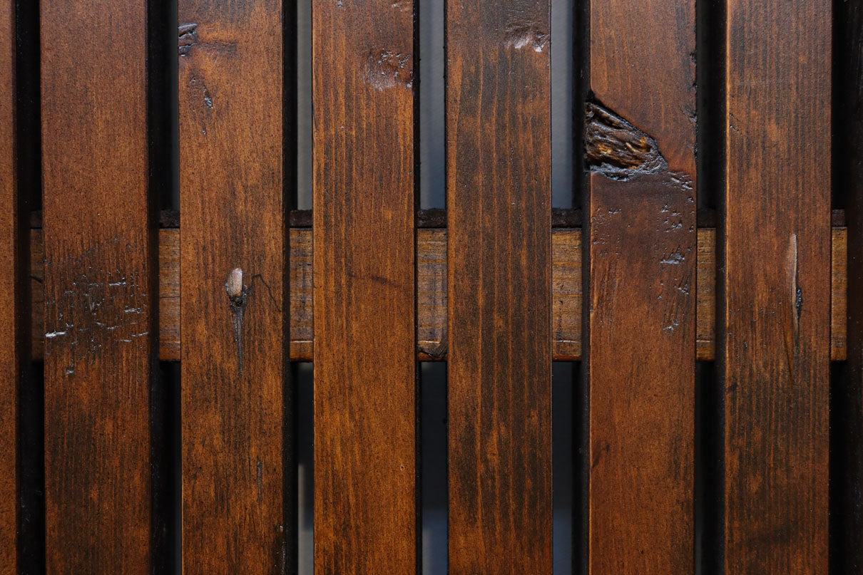 幅1093ミリ　赤みを帯びた色彩に巾着金具が味わいをもたらす総欅富山蔵戸　G2535