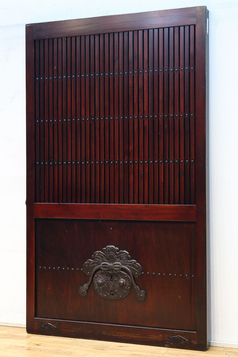 幅1093ミリ　赤みを帯びた色彩に巾着金具が味わいをもたらす総欅富山蔵戸　G2535