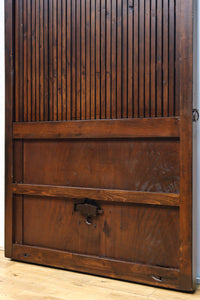 幅1093ミリ　赤みを帯びた色彩に巾着金具が味わいをもたらす総欅富山蔵戸　G2535