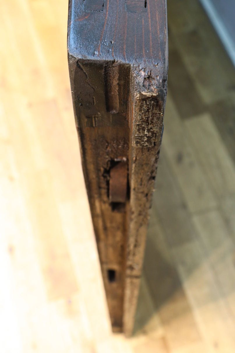 幅1093ミリ　赤みを帯びた色彩に巾着金具が味わいをもたらす総欅富山蔵戸　G2535