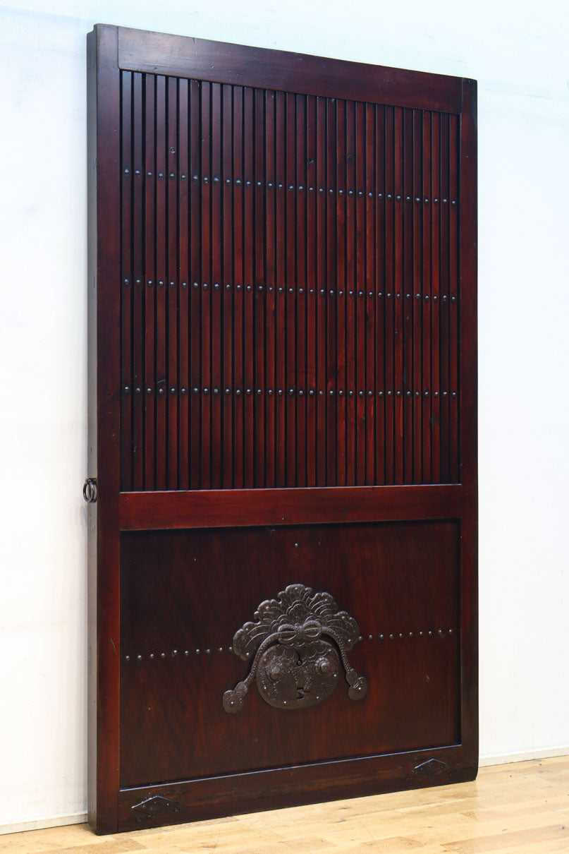 幅1093ミリ　赤みを帯びた色彩に巾着金具が味わいをもたらす総欅富山蔵戸　G2535