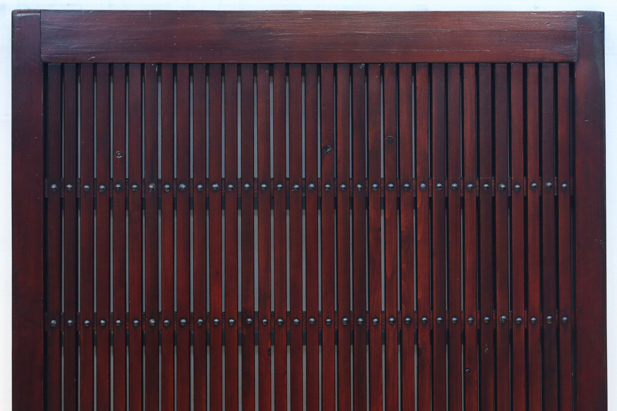 幅1093ミリ　赤みを帯びた色彩に巾着金具が味わいをもたらす総欅富山蔵戸　G2535