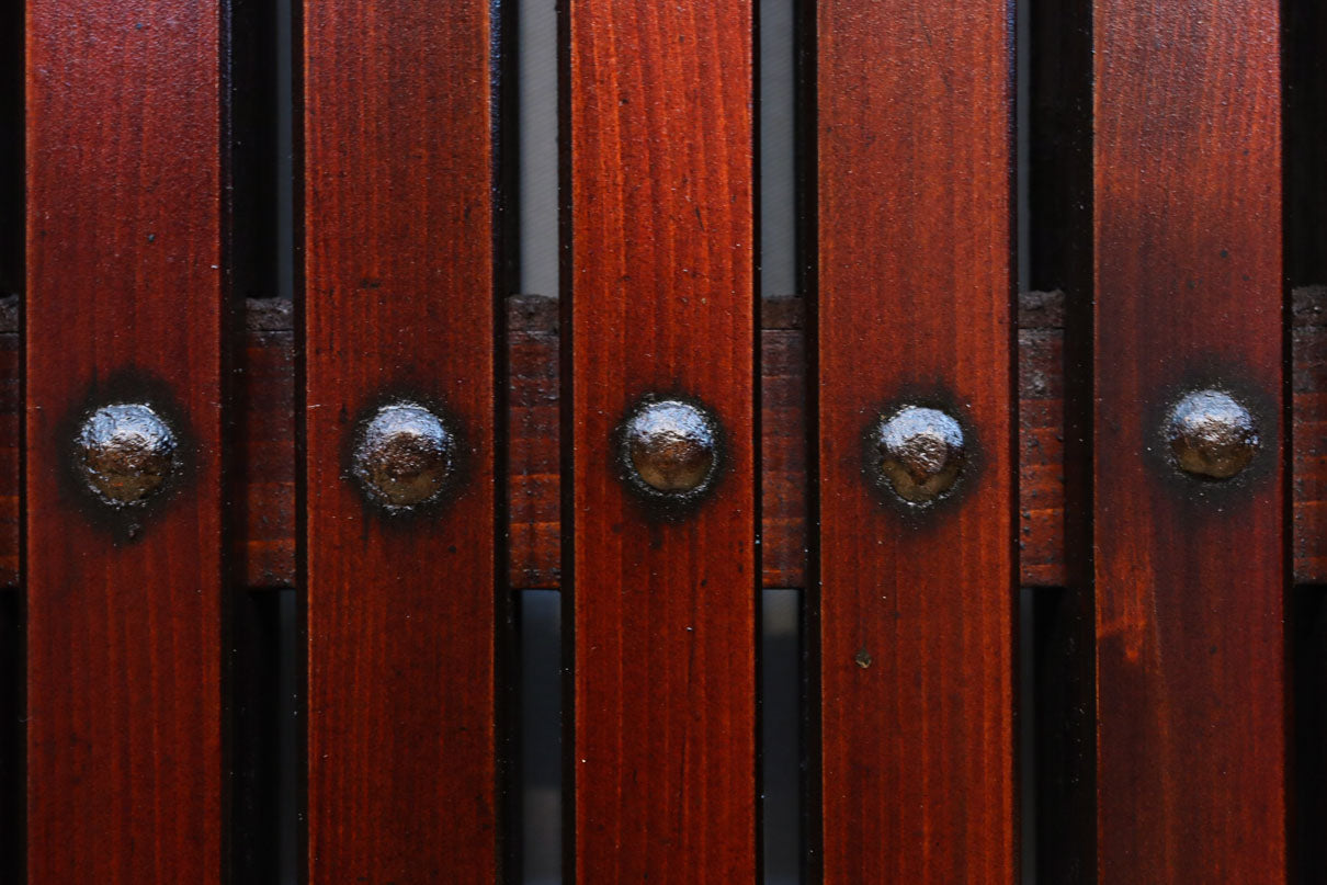 幅1093ミリ　赤みを帯びた色彩に巾着金具が味わいをもたらす総欅富山蔵戸　G2535