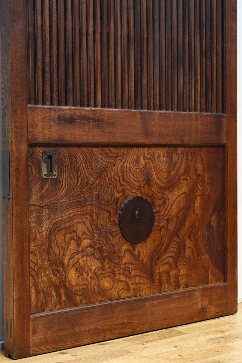 幅1155ミリ!! 上質なけやき材の質感が引き立つ迫力の杢目使いの総欅富山蔵戸　G2537