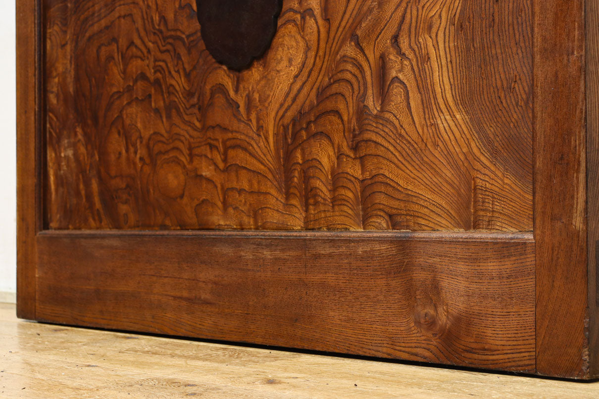 幅1155ミリ!! 上質なけやき材の質感が引き立つ迫力の杢目使いの総欅富山蔵戸　G2537