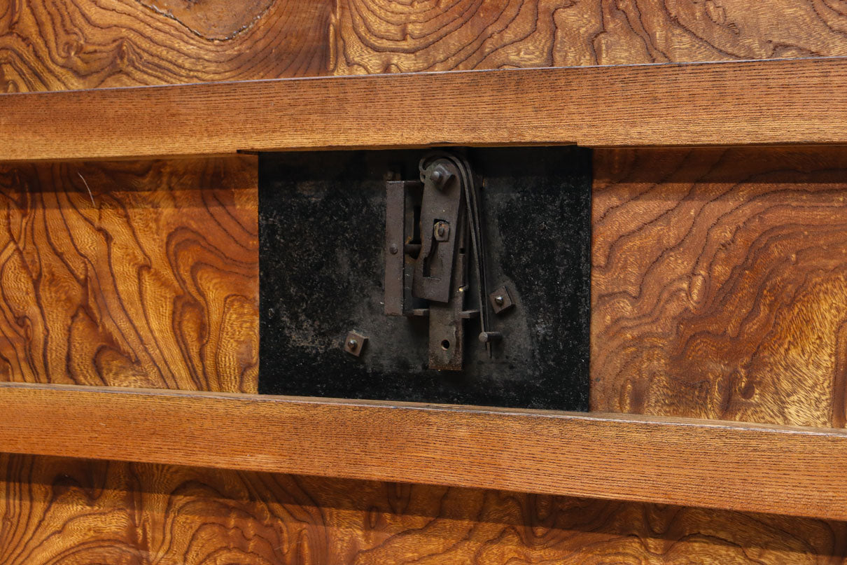 幅1155ミリ!! 上質なけやき材の質感が引き立つ迫力の杢目使いの総欅富山蔵戸　G2537