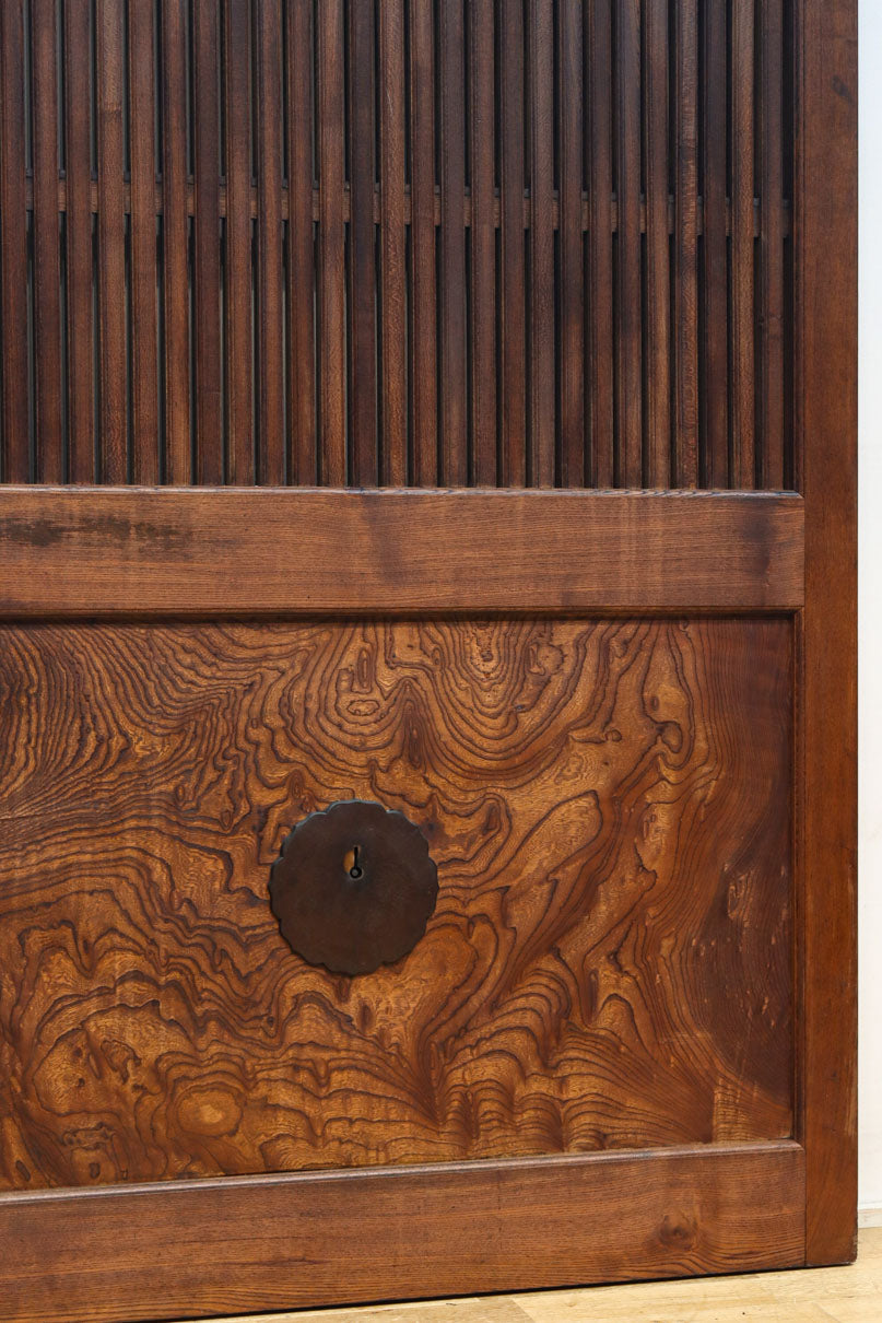 幅1155ミリ!! 上質なけやき材の質感が引き立つ迫力の杢目使いの総欅富山蔵戸　G2537