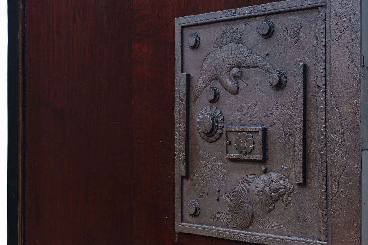 幅1236ミリ　縁起物を描いた迫力の金具が存在感を放つ重厚な庄内蔵戸　G2538