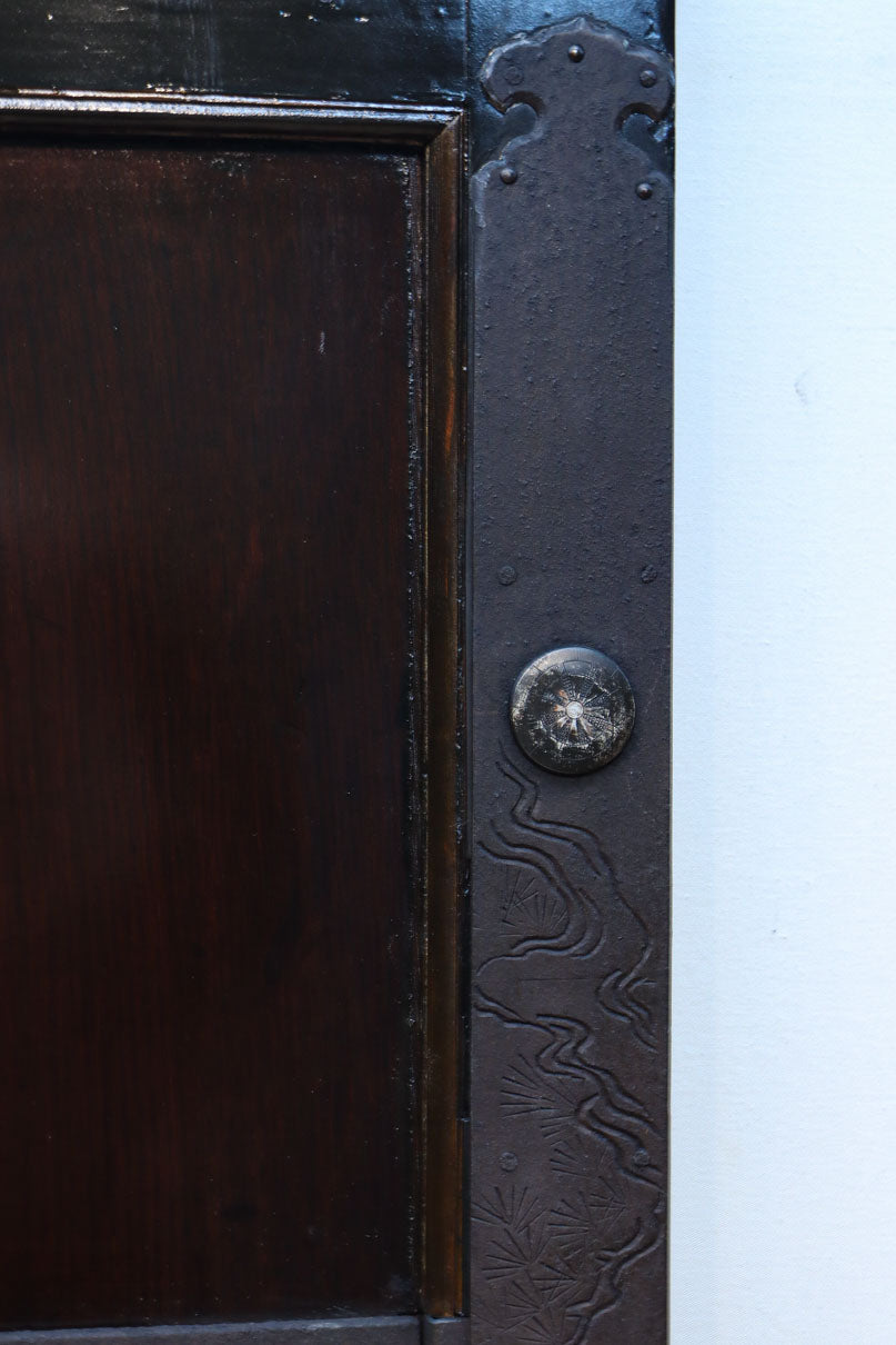 幅1236ミリ　縁起物を描いた迫力の金具が存在感を放つ重厚な庄内蔵戸　G2538