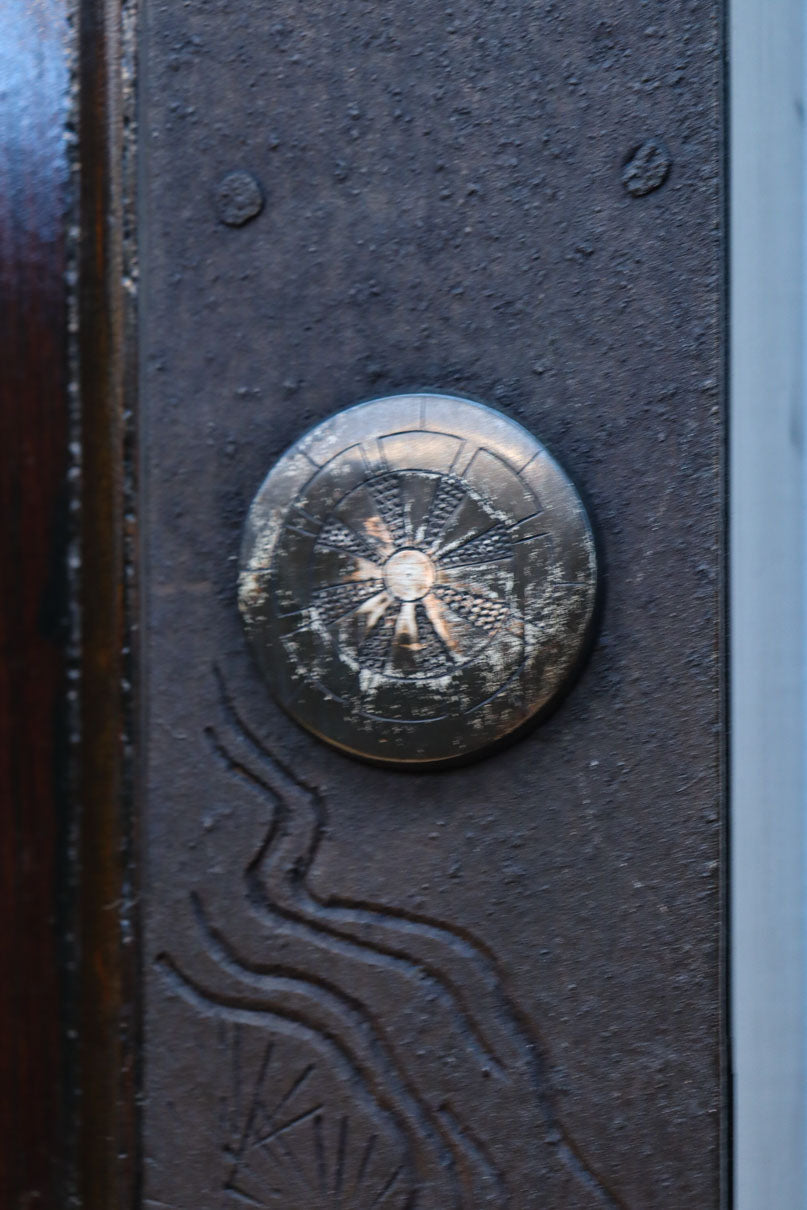 幅1236ミリ　縁起物を描いた迫力の金具が存在感を放つ重厚な庄内蔵戸　G2538