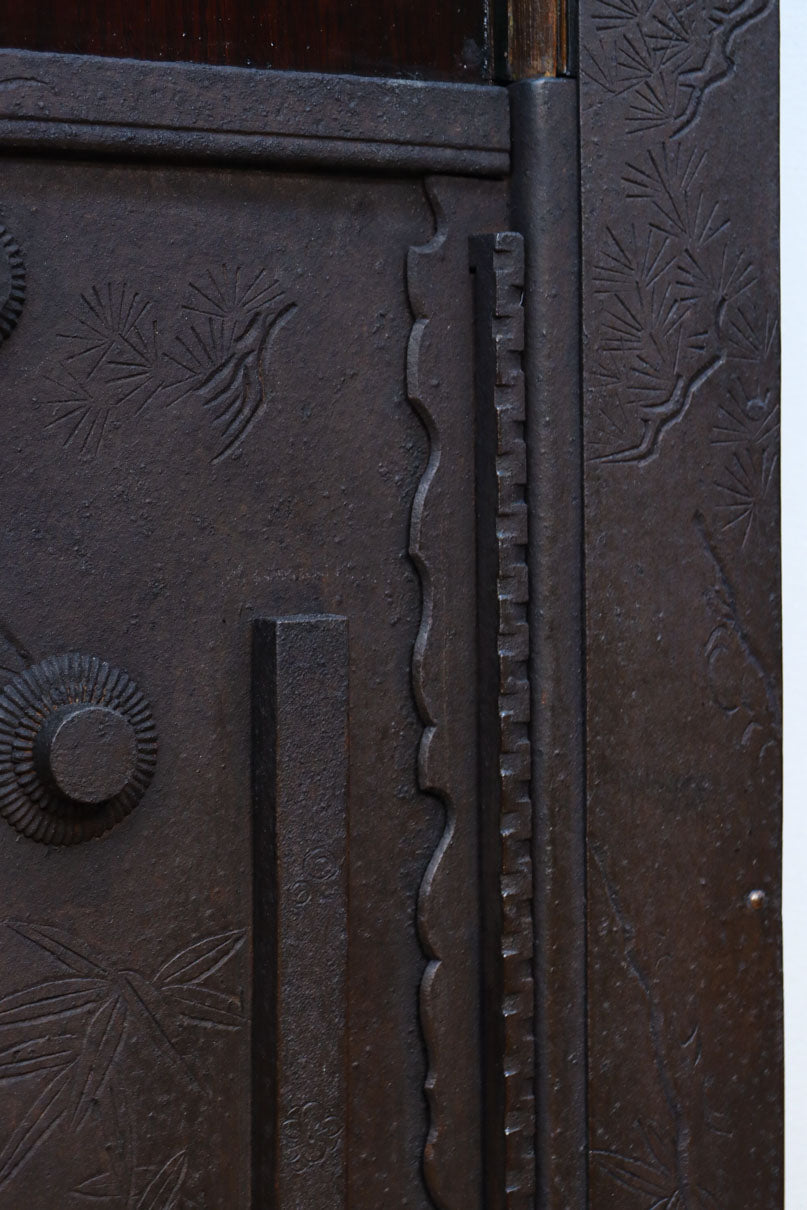 幅1236ミリ　縁起物を描いた迫力の金具が存在感を放つ重厚な庄内蔵戸　G2538