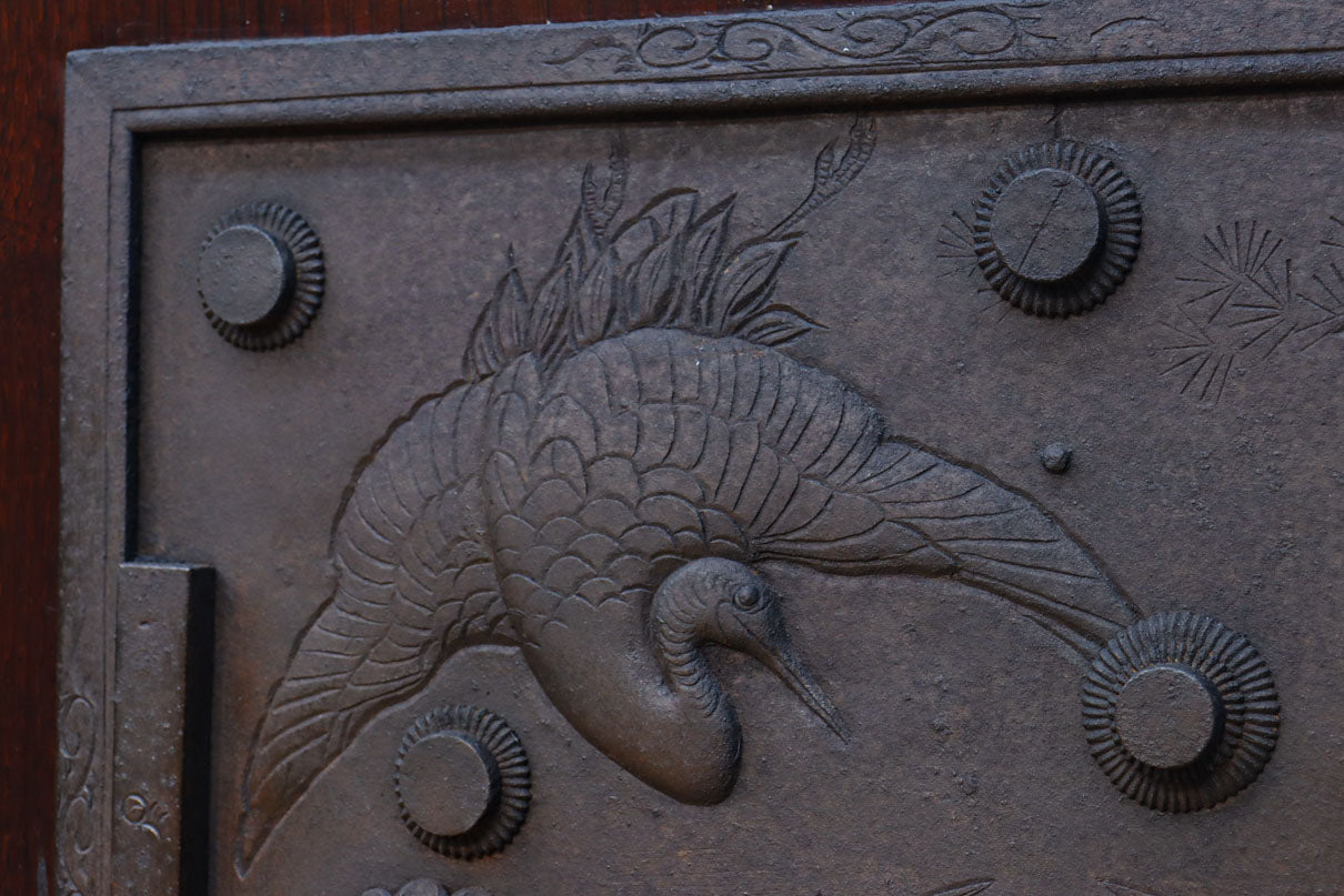 幅1236ミリ　縁起物を描いた迫力の金具が存在感を放つ重厚な庄内蔵戸　G2538