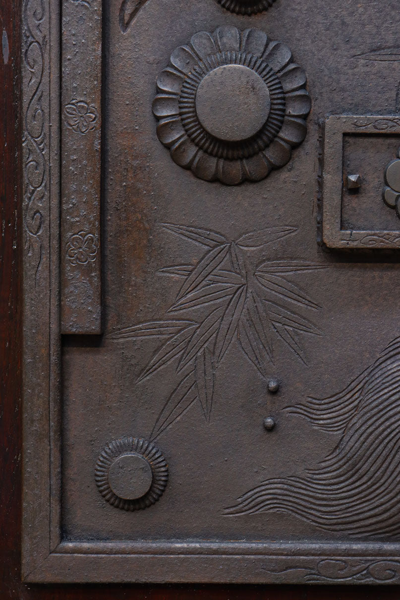 幅1236ミリ　縁起物を描いた迫力の金具が存在感を放つ重厚な庄内蔵戸　G2538