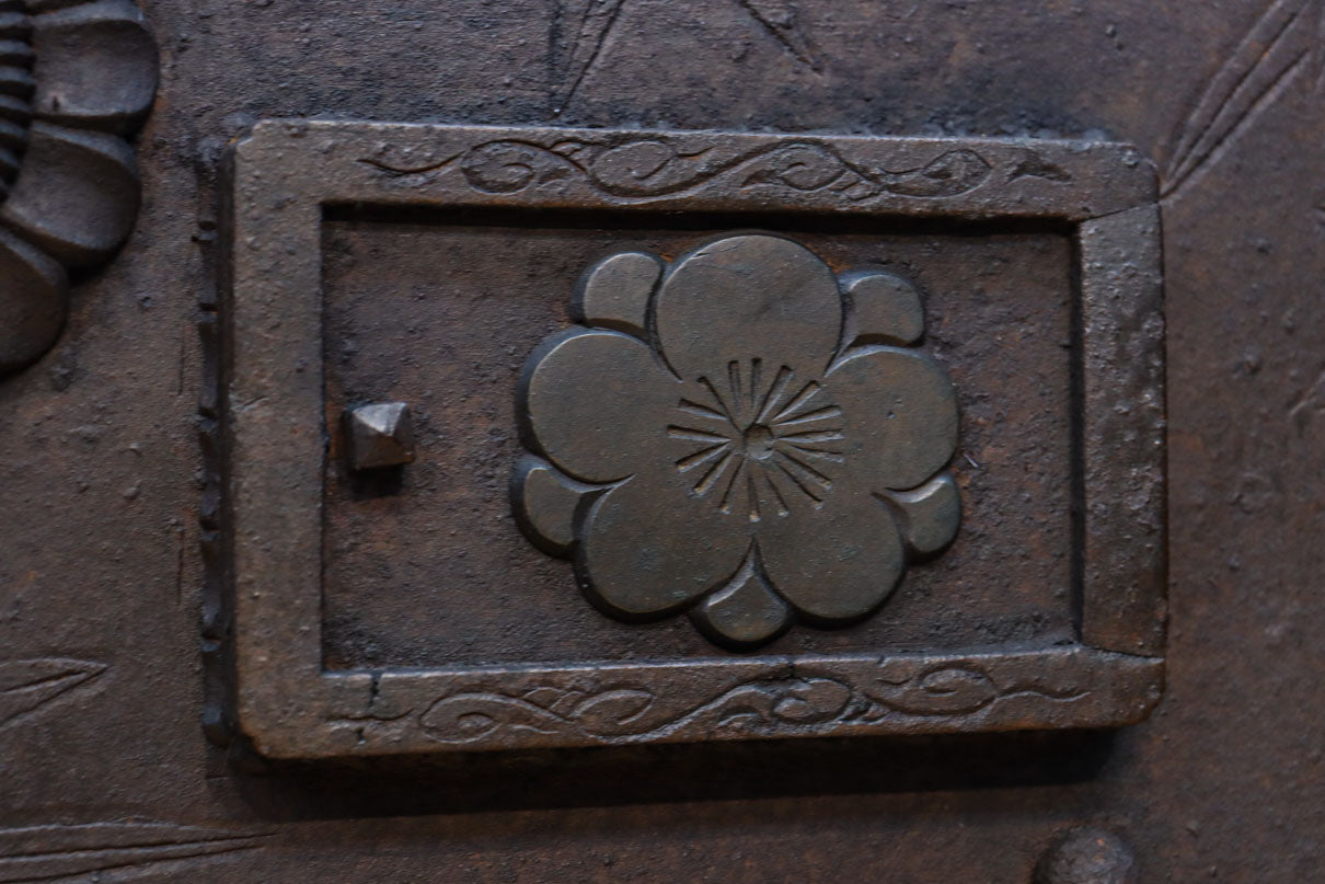 幅1236ミリ　縁起物を描いた迫力の金具が存在感を放つ重厚な庄内蔵戸　G2538