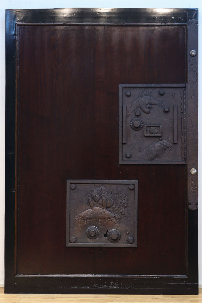 幅1236ミリ　縁起物を描いた迫力の金具が存在感を放つ重厚な庄内蔵戸　G2538
