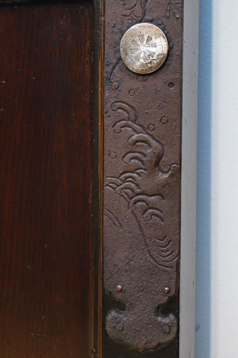 幅1236ミリ　縁起物を描いた迫力の金具が存在感を放つ重厚な庄内蔵戸　G2538