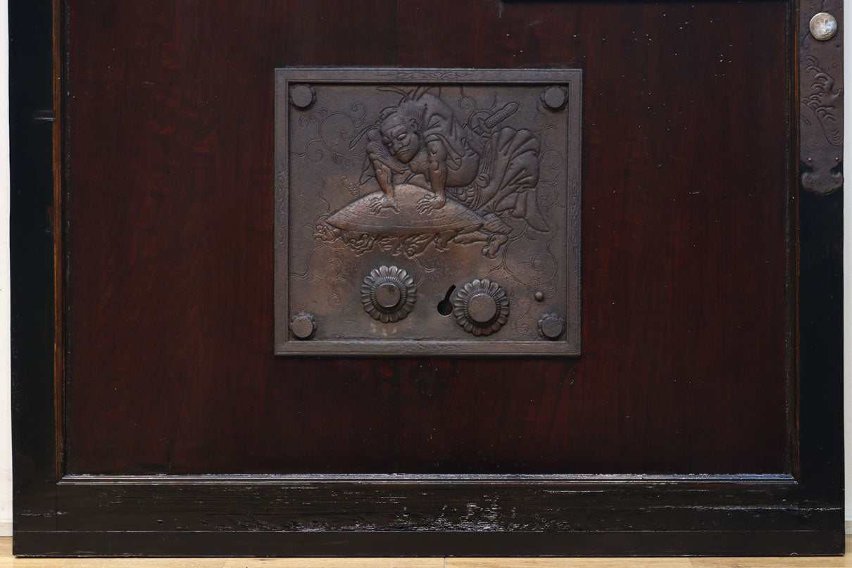 幅1236ミリ　縁起物を描いた迫力の金具が存在感を放つ重厚な庄内蔵戸　G2538