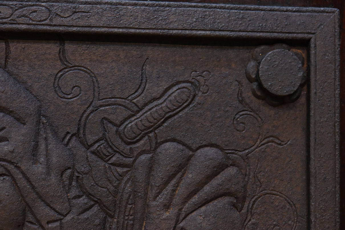 幅1236ミリ　縁起物を描いた迫力の金具が存在感を放つ重厚な庄内蔵戸　G2538