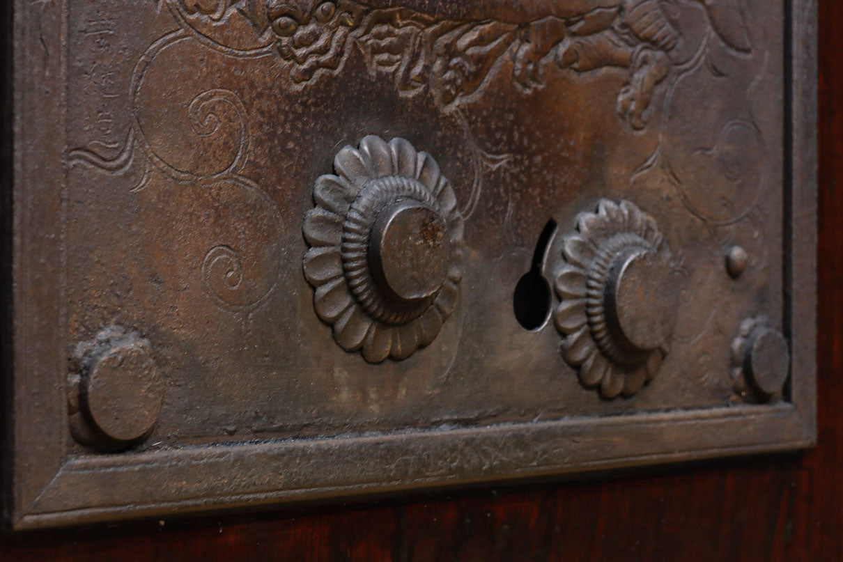 幅1236ミリ　縁起物を描いた迫力の金具が存在感を放つ重厚な庄内蔵戸　G2538