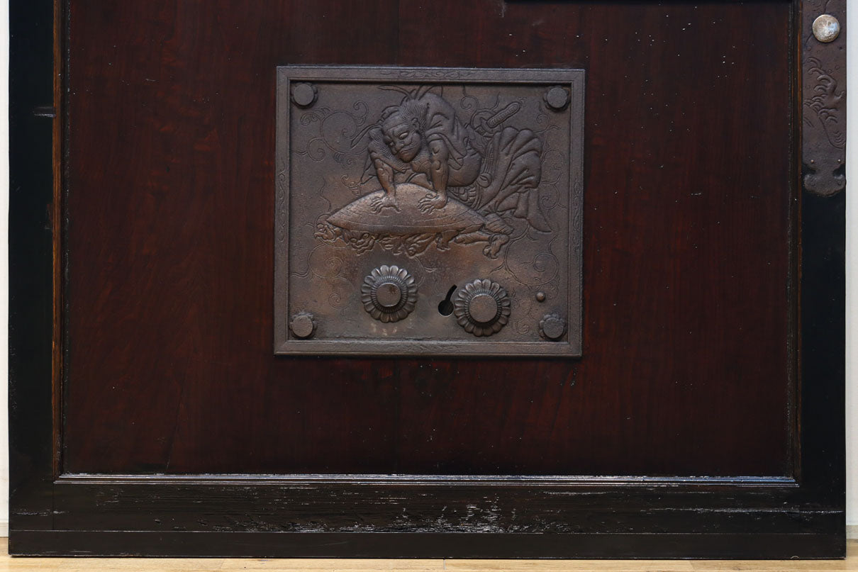 幅1236ミリ　縁起物を描いた迫力の金具が存在感を放つ重厚な庄内蔵戸　G2538