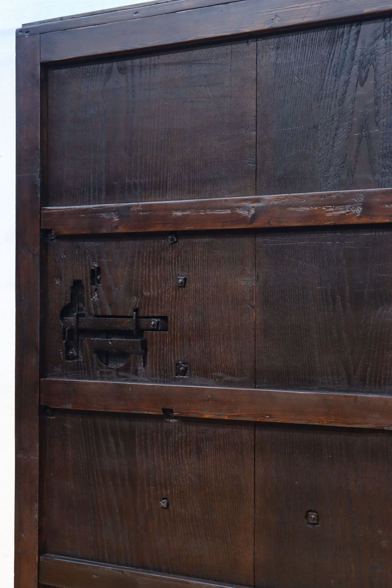 幅1236ミリ　縁起物を描いた迫力の金具が存在感を放つ重厚な庄内蔵戸　G2538