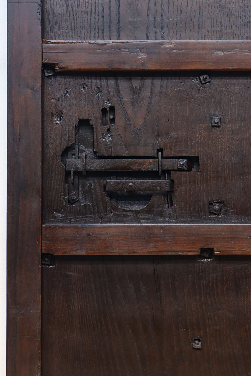 幅1236ミリ　縁起物を描いた迫力の金具が存在感を放つ重厚な庄内蔵戸　G2538