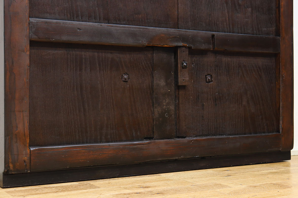 幅1236ミリ　縁起物を描いた迫力の金具が存在感を放つ重厚な庄内蔵戸　G2538