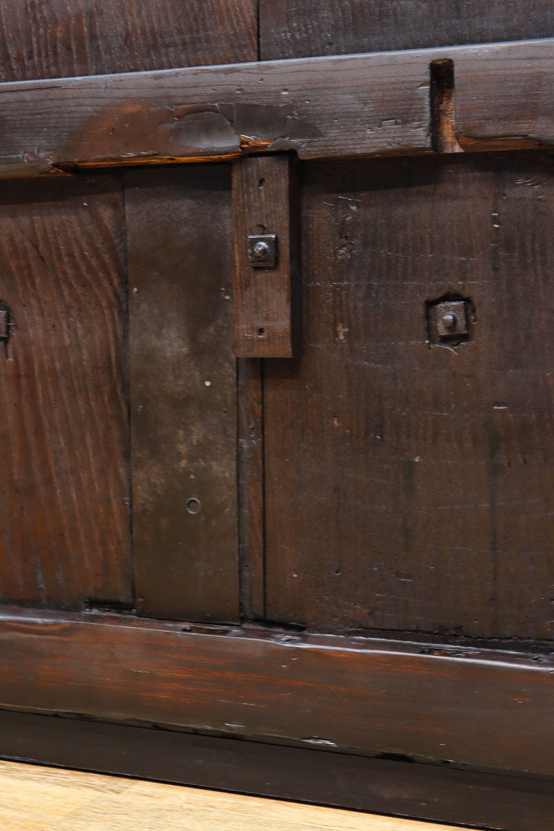 幅1236ミリ　縁起物を描いた迫力の金具が存在感を放つ重厚な庄内蔵戸　G2538