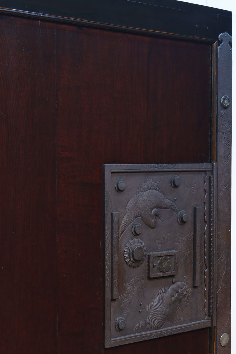 幅1236ミリ　縁起物を描いた迫力の金具が存在感を放つ重厚な庄内蔵戸　G2538