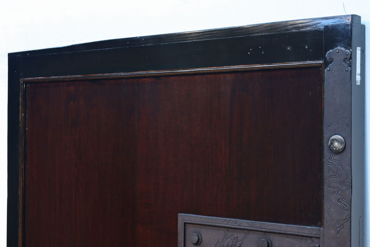 幅1236ミリ　縁起物を描いた迫力の金具が存在感を放つ重厚な庄内蔵戸　G2538