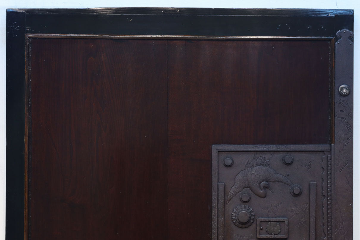 幅1236ミリ　縁起物を描いた迫力の金具が存在感を放つ重厚な庄内蔵戸　G2538