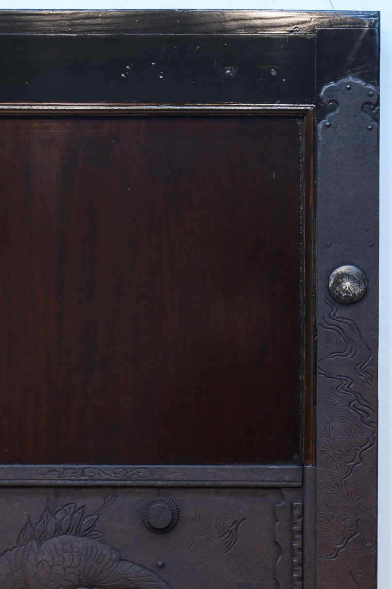 幅1236ミリ　縁起物を描いた迫力の金具が存在感を放つ重厚な庄内蔵戸　G2538