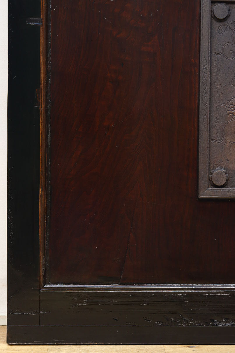 幅1236ミリ　縁起物を描いた迫力の金具が存在感を放つ重厚な庄内蔵戸　G2538