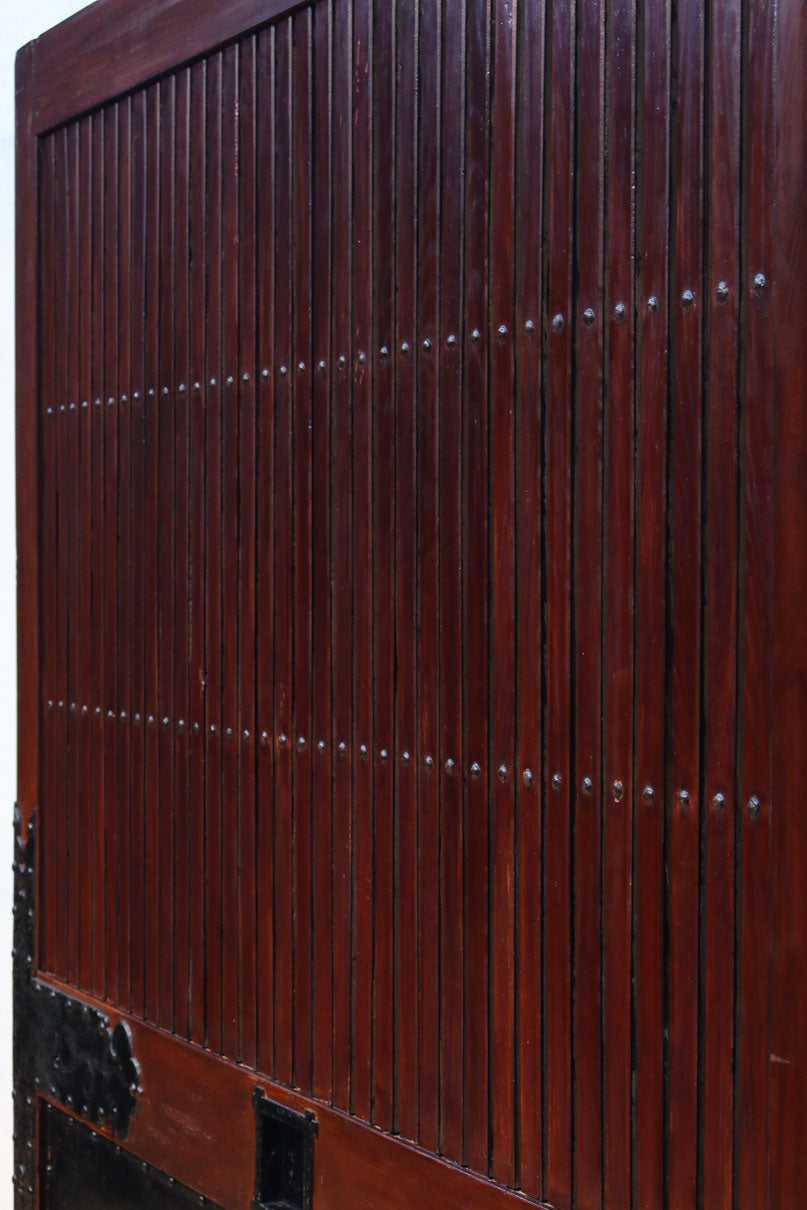 幅1349ミリ　美しい艶色に重厚な鉄板を施した貫禄漂う総欅富山蔵戸　G2539