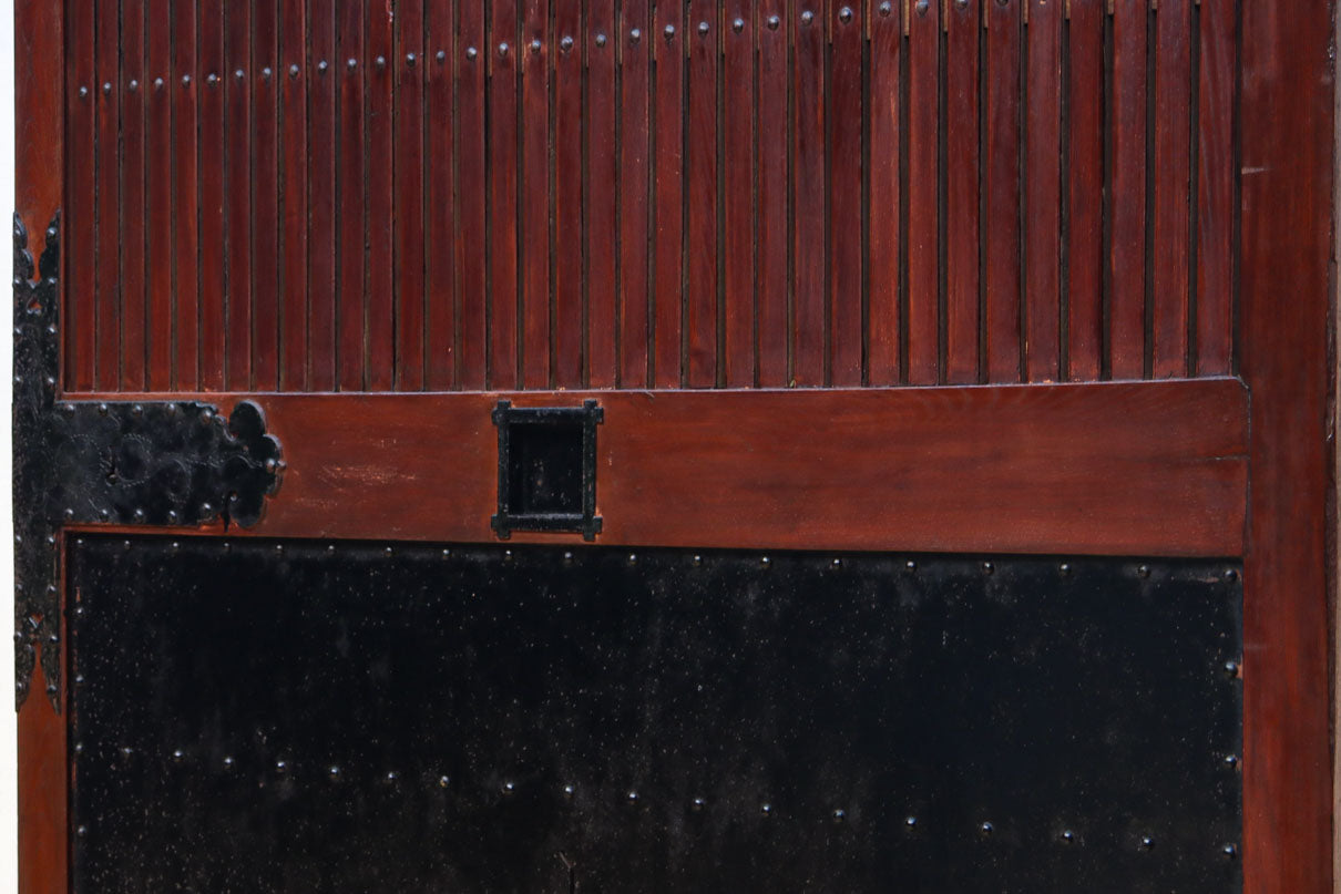 幅1349ミリ　美しい艶色に重厚な鉄板を施した貫禄漂う総欅富山蔵戸　G2539