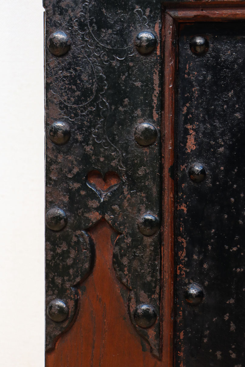 幅1349ミリ　美しい艶色に重厚な鉄板を施した貫禄漂う総欅富山蔵戸　G2539