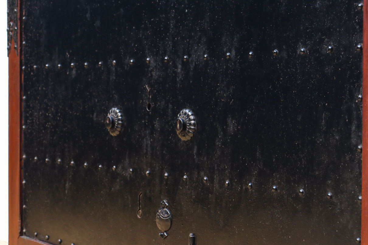 幅1349ミリ　美しい艶色に重厚な鉄板を施した貫禄漂う総欅富山蔵戸　G2539