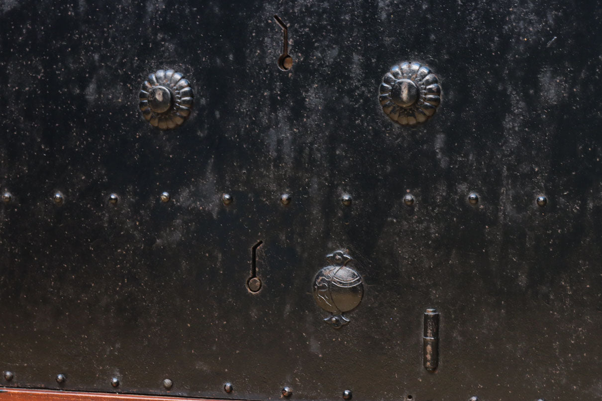 幅1349ミリ　美しい艶色に重厚な鉄板を施した貫禄漂う総欅富山蔵戸　G2539