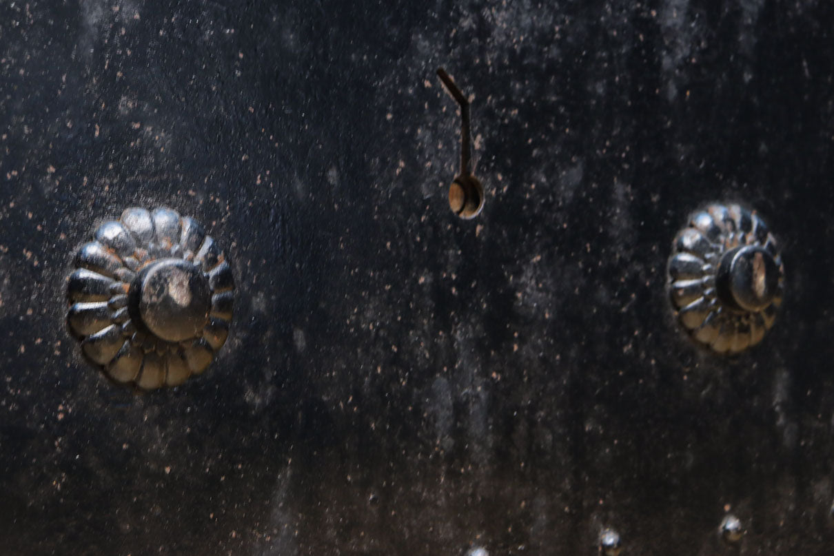 幅1349ミリ　美しい艶色に重厚な鉄板を施した貫禄漂う総欅富山蔵戸　G2539