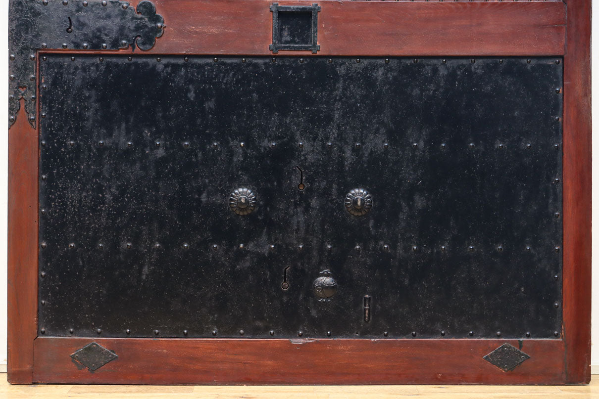 幅1349ミリ　美しい艶色に重厚な鉄板を施した貫禄漂う総欅富山蔵戸　G2539