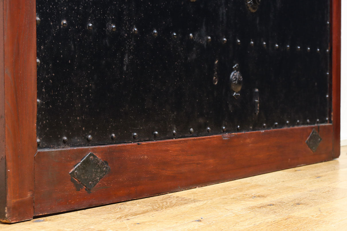 幅1349ミリ　美しい艶色に重厚な鉄板を施した貫禄漂う総欅富山蔵戸　G2539