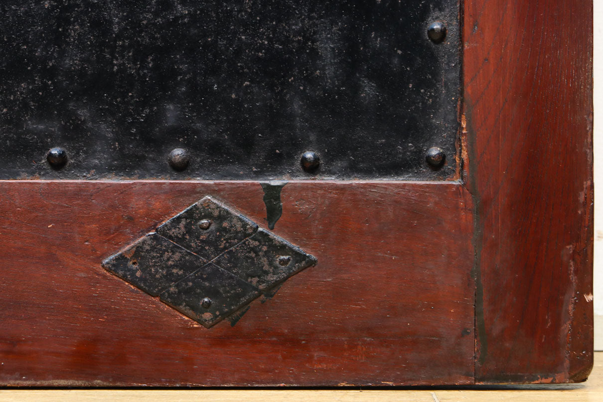 幅1349ミリ　美しい艶色に重厚な鉄板を施した貫禄漂う総欅富山蔵戸　G2539